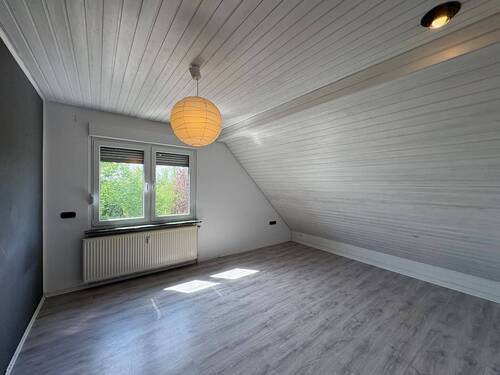 Kinderzimmer 1 / Dachgeschosswohnung - 