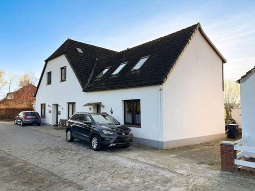 Außenansicht / Anbau mit Garage - 7 Zimmer Mehrfamilienhaus, Wohnhaus zum Kaufen in Berne