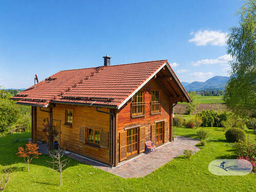 Ansicht Haus - Wohnen, wo andere Urlaub machen - Ihr Zuhause mit Bergpanorama und besonderem Flair