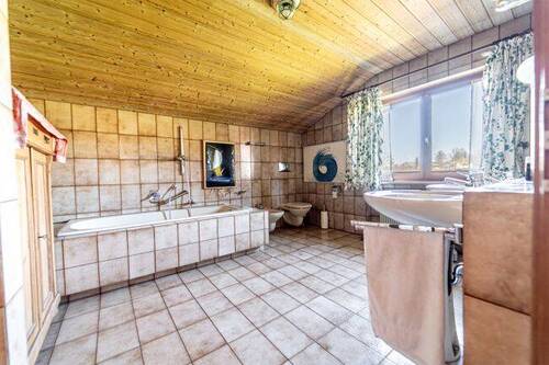 Bad mit Wanne / Dusche - 