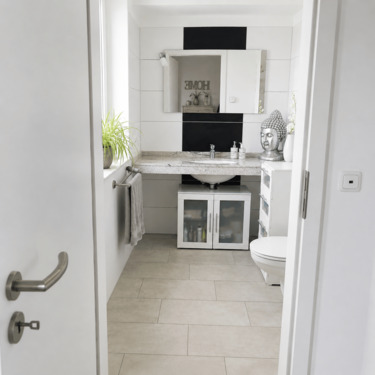 Bad unten mit Fenster, KI verbesssert - 