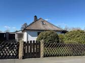 Hausansicht von der Straße - Einfamilienhaus in ruhiger Lage und großem Garten