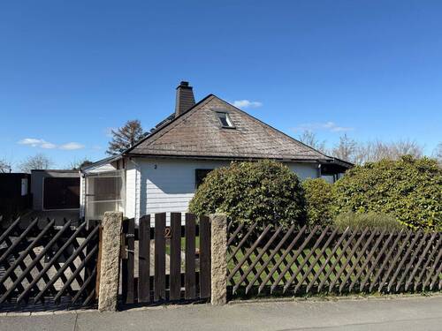Hausansicht von der Straße - Einfamilienhaus in ruhiger Lage und großem Garten