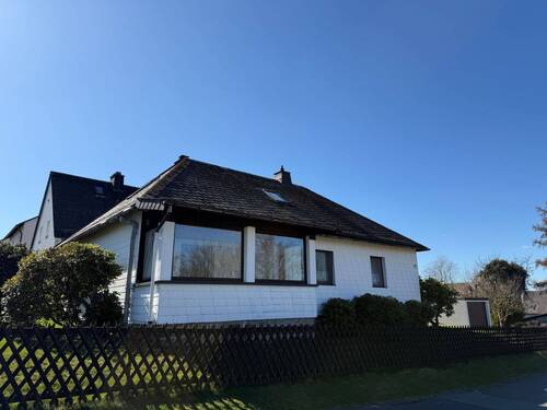 Ostansicht mit Lounge - 7 Zimmer Einfamilienhaus in Zell im Fichtelgebirge