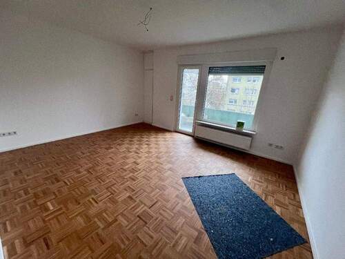 Wohnzimmer - Erstbezug nach Sanierung: freundliche 2-Zimmer-Wohnung mit Balkon nahe Hanauer Landstr
