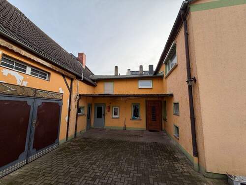 Hintereingang - Einfamilienhaus mit 140,00 m² in Zerbst/Anhalt zum Kaufen