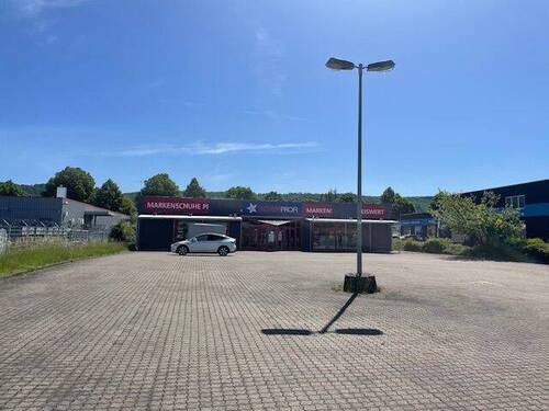 Ansicht Eingang mit Parkplatz - 1 Zimmer Gewerbeobjekt (Büro, Produktion, Verkauf) zum Kaufen in Northeim