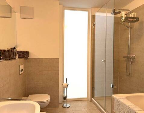 Badezimmer mit Badewanne und Dusche - 