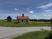 Umgebungsaufnahme mit Kapelle - 