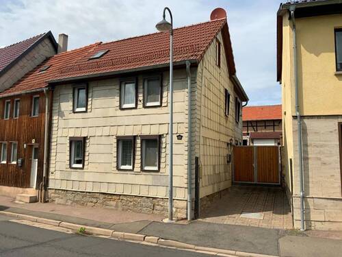 Mit Einfahrt - kleines Einfamilienhaus in Schlotheim zu verkaufen