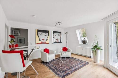 Wohnzimmer - Charmante und voll möblierte Drei-Raum-Wohnung nahe Berlin