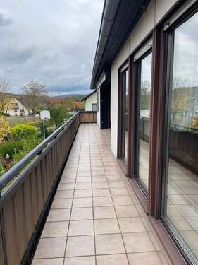 Balkon über gesamte Hausbreite - 