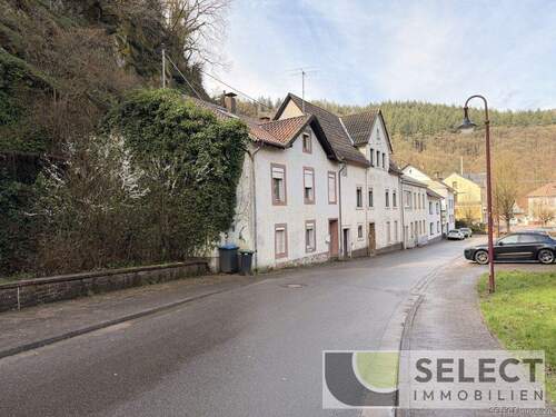 Straße - 4 Zimmer Mehrfamilienhaus, Wohnhaus in Mettlach
