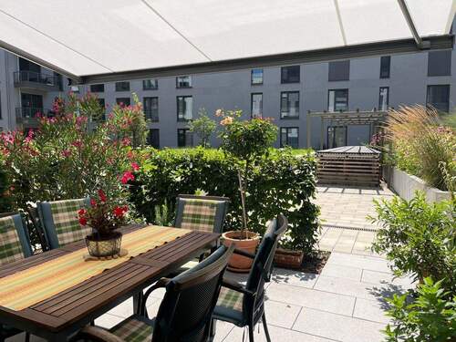 Terrasse mit Blick auf den Innenhof - Mehrfamilienhaus, Wohnhaus mit 128,60 m&sup2; in Konstanz zur Miete