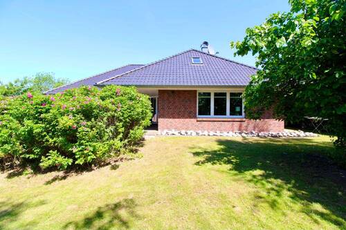 Hausansicht - Hochwertiger Premium-Bungalow mit außergewöhnlichem Ambiente und parkähnlichem Garten