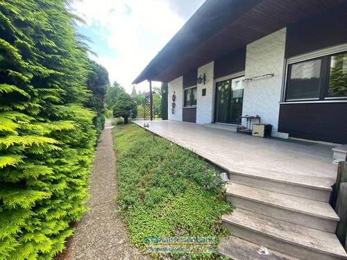 Terrasse mit Stufenabgang - 