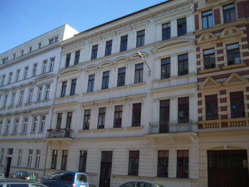 Hausansicht - Traumhafte 1-Raum-Wohnung mit Einbauküche