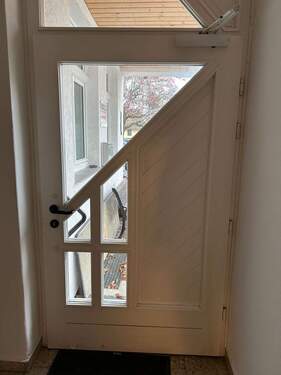 Flur mit Hauseingangstür - 