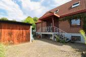 Einfahrt mit Garage - 