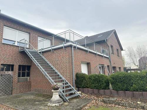 Treppenaufgang zur Wohnung - 4 Zimmer Etagenwohnung zum Kaufen in Warmsen