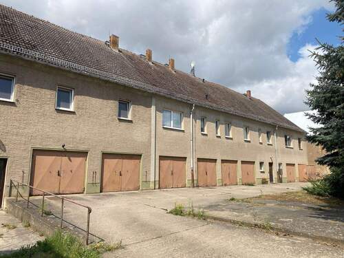 Ansicht seitliches Gebäude 2 Garagen - 4 Zimmer Einfamilienhaus in Lommatzsch
