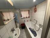 Badezimmer mit Badewanne und Dusche - 