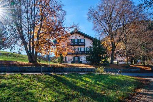 Außenansicht - Historisches Mehrfamilienhaus mit zusätzlichem Baurecht