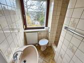 Tageslicht-Bad mit Dusche/WC - 3 Zimmer Etagenwohnung in Coburg