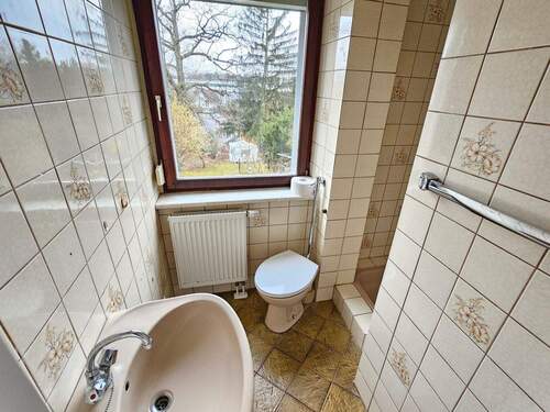 Tageslicht-Bad mit Dusche/WC - 3 Zimmer Etagenwohnung in Coburg