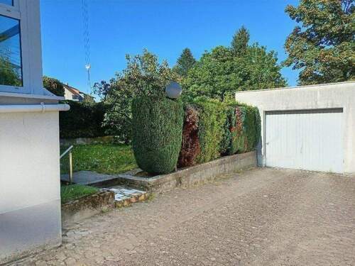 lange Einfahrt und Garage - 