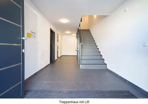 Treppenhaus mit Lift - 