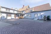 Innenhof mit Parkplätzen - Mehrfamilienhaus, Wohnhaus mit 280,00 m&sup2; in Bad Harzburg zum Kaufen