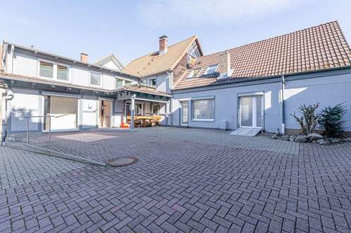 Innenhof mit Parkplätzen - Mehrfamilienhaus, Wohnhaus mit 280,00 m&sup2; in Bad Harzburg zum Kaufen