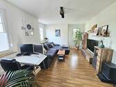 großzügiges Wohnzimmer - Etagenwohnung mit 93,00 m&sup2; in Coburg zur Miete