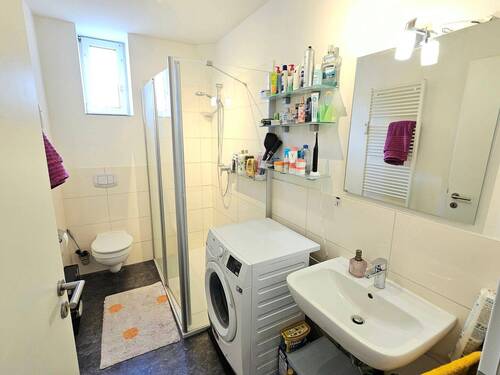 Tageslicht-Bad mit geräumiger Dusche - 