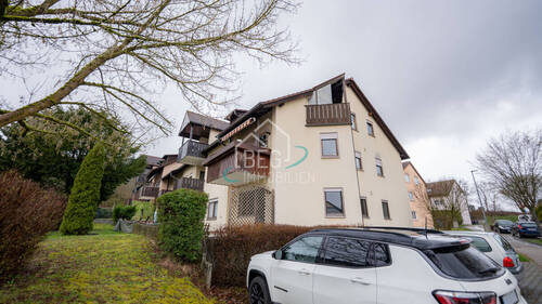 Außenansicht mit Stellplatz - 2 Zimmer Etagenwohnung zum Kaufen in Gaildorf