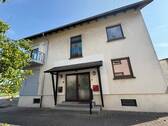 Hausansicht_Haustür - 1 Zimmer Mehrfamilienhaus, Wohnhaus zum Kaufen in Graben-Neudorf