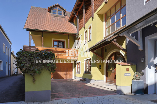 Stadtmauerngasse - Viel Platz in zentraler Lage! Großes Stadthaus in Hirschau mit Garage und 3 Balkonen