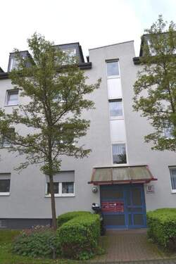 Lindenallee 17 - Blick auf den bearrierefreien Eingangsbereich eines mehrgeschossigen Wohngebäudes mit heller Fassade - 3 Zimmer Etagenwohnung zur Miete in Baunatal