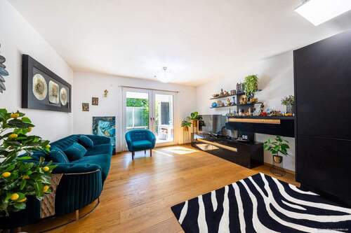 helles Wohnzimmer - Moderne 3-Zi.-Gartenwhg. (BJ 2020) in Trudering mit zurückversetztem Garten & Terrasse, Keller & TG.