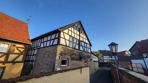 Seitenansicht hinten - 6 Zimmer Bauernhaus, Landhaus in Rodenbach