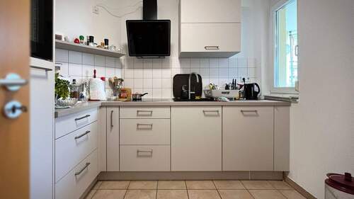 Die separate Küche wurde 2024 mit einer neuen Einbauküche versehen - 2 Zimmer Etagenwohnung zum Kaufen in Freiburg i. Br. / Vauban