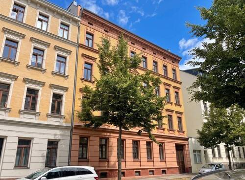 Hausfront - Die ist es! + Vermietete 3 Zimmer in Gohlis + Sonniger Westbalkon + Dunkles Laminat + Bad mit Wanne