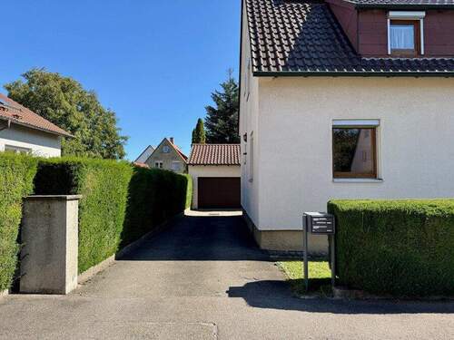 Einfahrt - 7 Zimmer Mehrfamilienhaus, Wohnhaus zum Kaufen in Markgröningen