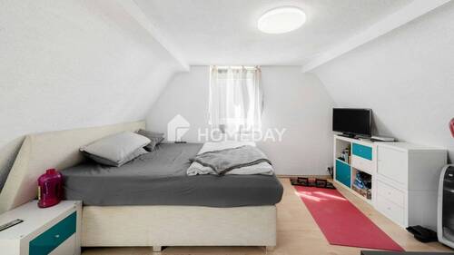 1. OG Schlafzimmer 1 - 