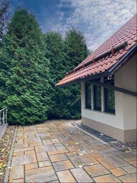 großer Terrassenbereich hinter dem Haus - 7 Zimmer Einfamilienhaus zum Kaufen in Floh-Seligenthal