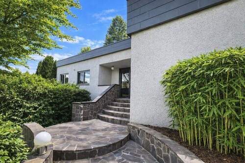 Repräsentativer Zugang - 6 Zimmer Einfamilienhaus zum Kaufen in Bensheim