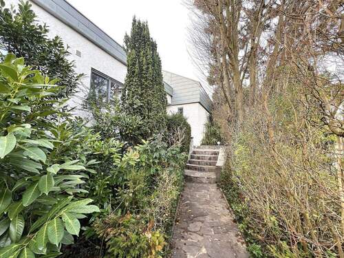 Blick zum Haupteingang und zur Einliegerwohnung - 6 Zimmer Einfamilienhaus in Bensheim