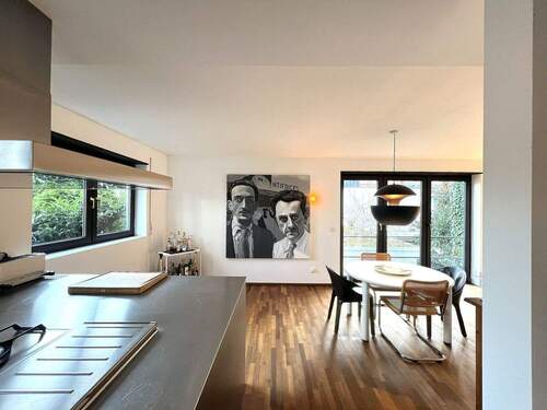 Blick von der Küche in den Essbereich - 