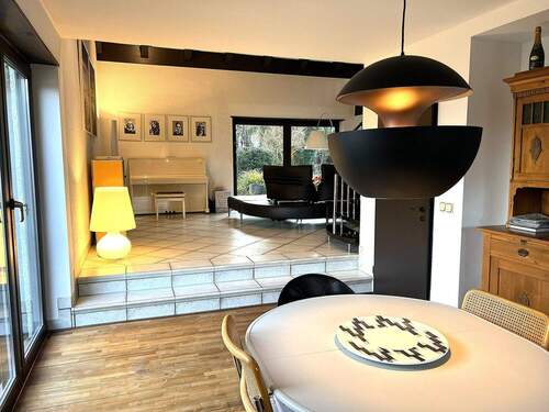 Blick vom Essbereich in den Wohnbereich und Garten - 